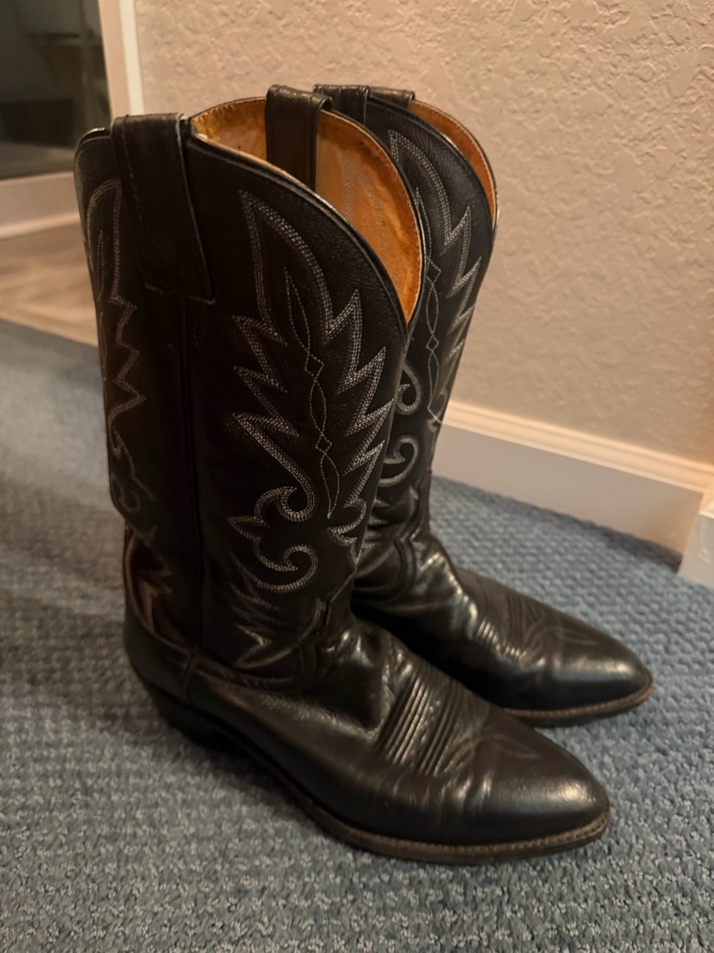 Source Unknown Black Leather Cowboy Boots with Silver Stitching